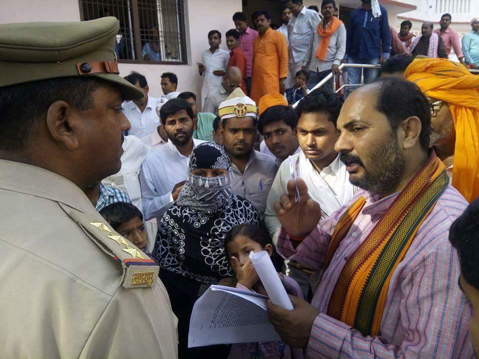 upendrtiwaribjp's tweet photo. मुस्लिम महिला के साथ हो रहे अन्याय के खिलाफ पुलिस अधिकारी को सख्त कार्येवाही का आदेश दिया !!
@CMOfficeUP https://t.co/QzTW5QLOrT