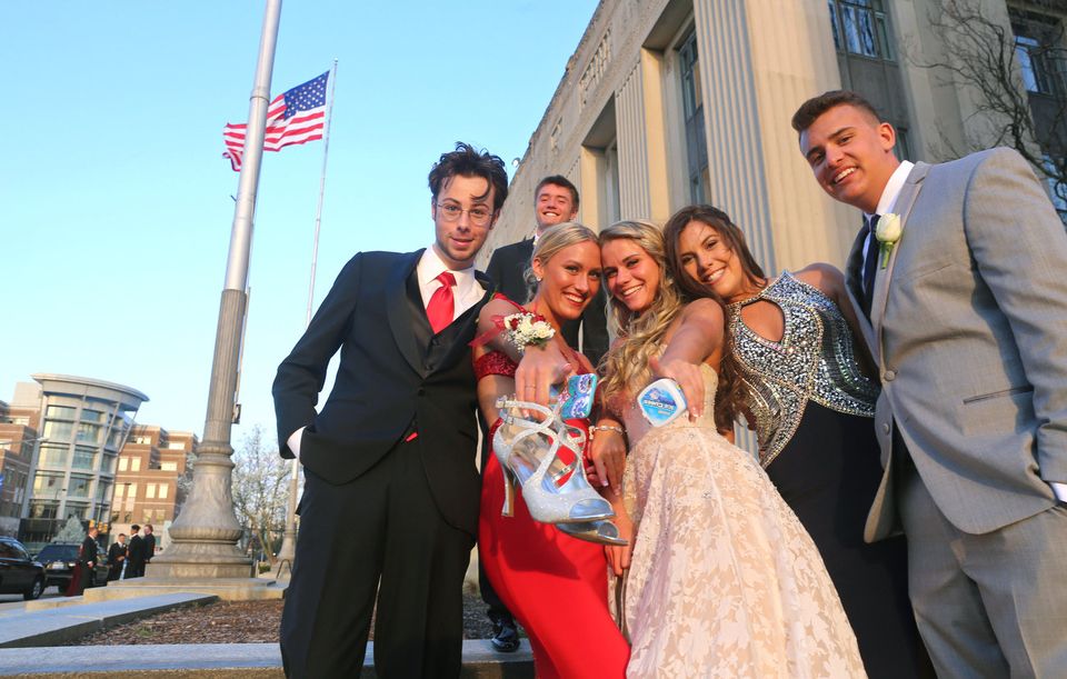 Schoolcraft prom 2017 held at #Kalamazoo Institute of Arts @1KIA1 
mlive.com/news/kalamazoo…
Pics: <a href="/mbugnaski/">mark bugnaski</a>