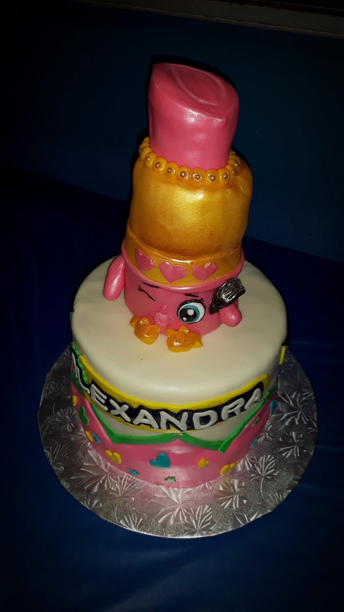 timciska's tweet photo. My Slovak cookies with a little
Pillsbury bunny and my own giant rice krispie lippy lips topper #BorntoBake #lippylips #MichaelasCakeToppers https://t.co/OGYZZejIl8