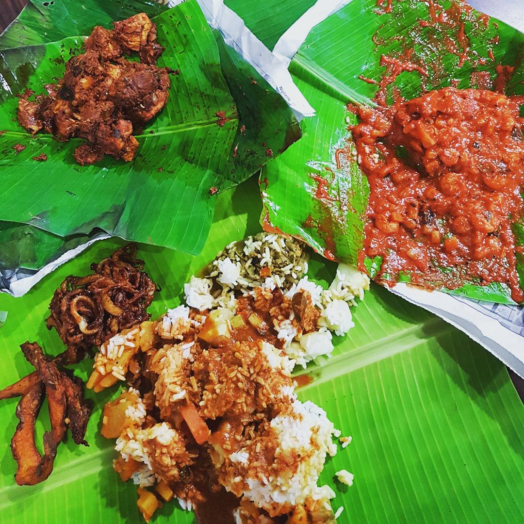 Divagari's tweet photo. 🌟 Lunch today. #PrawnSambal #FriedSquid #ChickenVaruval #FriedFish #Sambar #ChickenCurry #ChickenRasam #Morru 😙😍 #BananaLeaf https://t.co/ffMGBNkaCL