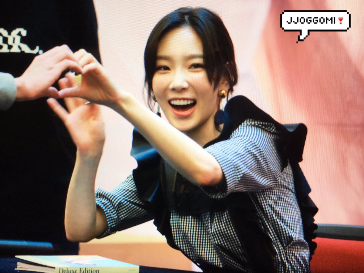 [PIC][16-04-2017]TaeYeon tham dự buổi Fansign cho “MY VOICE DELUXE EDITION” tại AK PLAZA vào chiều nay  - Page 2 C9h4Bc3UwAA4UOL