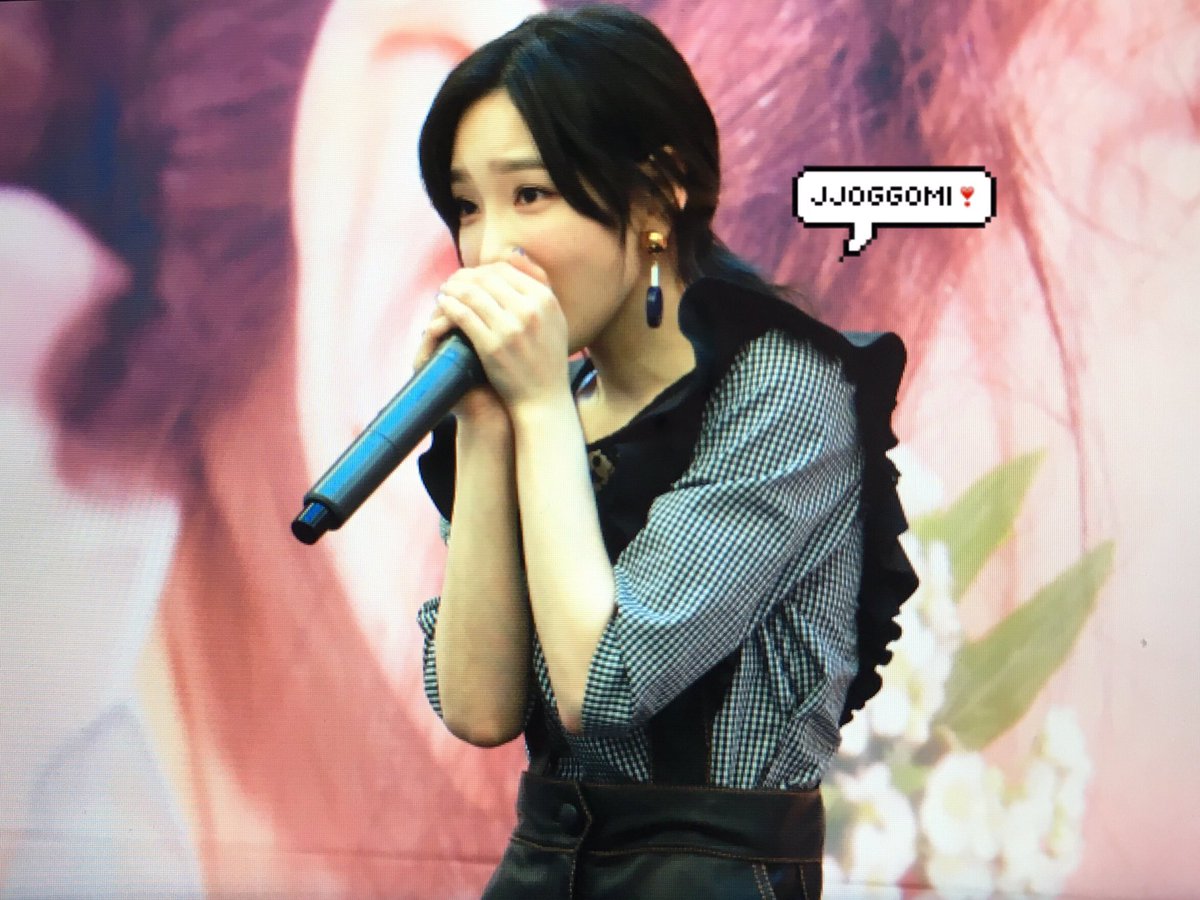 [PIC][16-04-2017]TaeYeon tham dự buổi Fansign cho “MY VOICE DELUXE EDITION” tại AK PLAZA vào chiều nay  - Page 2 C9h4DD8UwAI_bSO