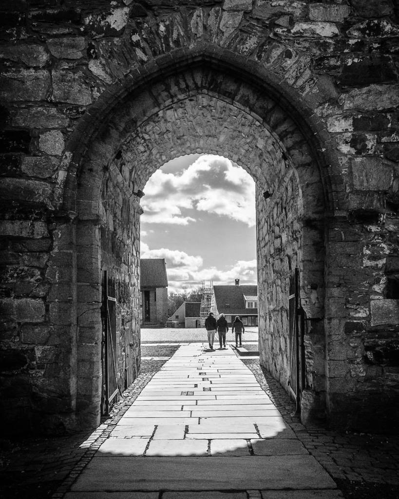 borreli's tweet photo. Høy sol
. 
#erkebispegården #nidarosdomen #domkirka #trondheim #påske #påskevær #godvær #solskinn #sorthvitt #bw #bnw #blackandwhite #monoc… https://t.co/UsqUNAJJ0J