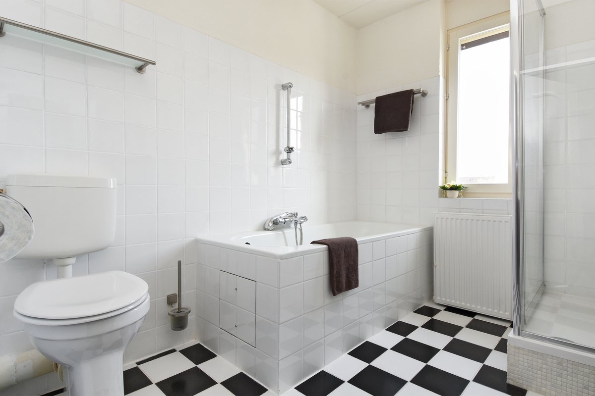 Kattestaart 3 in Venray | Luxe badkamer voorzien van ligbad. Meer informatie op: bit.ly/kattestaart-3 #Venray #realestate
