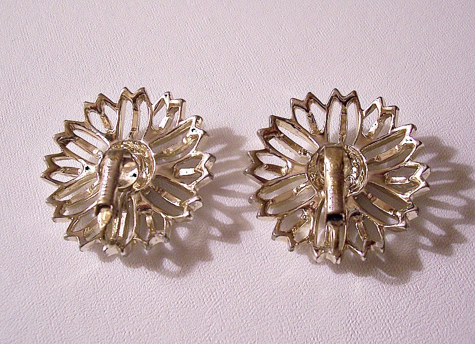 Flower Clip On Earrings Gold Tone Vintage Open Ri… tuppu.net/ef4bee26 #PrettyVintiqueJewels #LargeFlowerEarring