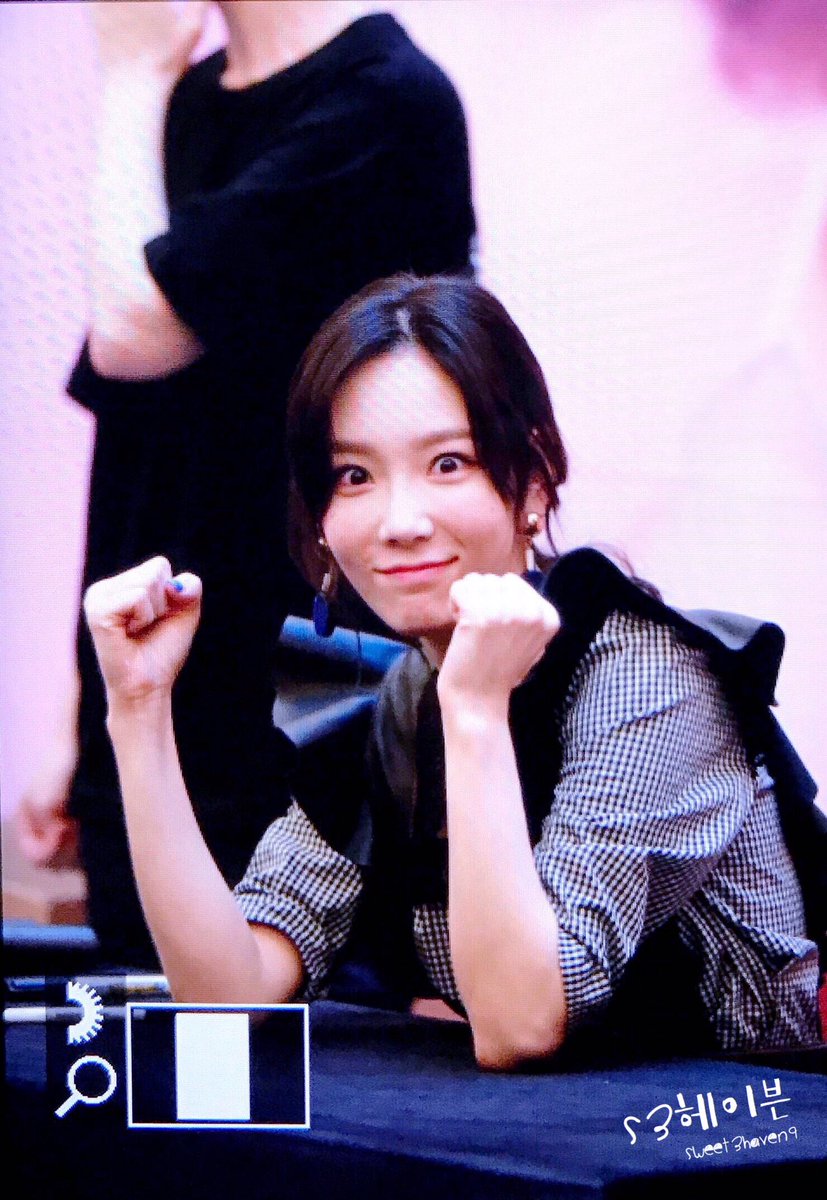 [PIC][16-04-2017]TaeYeon tham dự buổi Fansign cho “MY VOICE DELUXE EDITION” tại AK PLAZA vào chiều nay  C9h9kT8V0AAeKBH