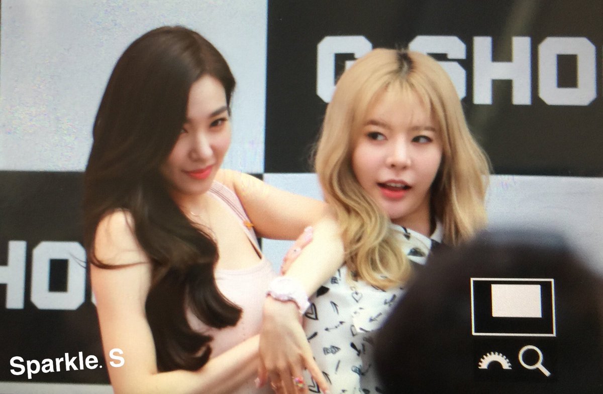 [PIC][16-04-2017]TaeYeon – Sunny – Tiffany – HyoYeon và SooYoung tham dự buổi Fansign cho “G-SHOCK CRAZY TOUGHNESS” vào chiều nay - Page 14 C9hIlr_VoAAGLvV