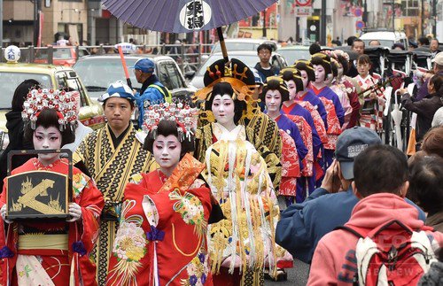 上田 やすろう 17live در توییتر 花魁道中とは 当時 花魁のファッションショーのようなもの 手の届かない庶民に自分の美しさを誇る為に 今で言うモンローウォークで見せびらかす 花魁はプライドが非常に高く わざとゆっくり歩き焦らすの 上田 やすろう 17live در توییتر 花魁道中とは 当時 花魁のファッションショーのようなもの 手の届かない庶民に自分の美しさを誇る為に 今で言うモンローウォークで見せびらかす 花魁はプライドが非常に高く わざとゆっくり歩き焦らすの