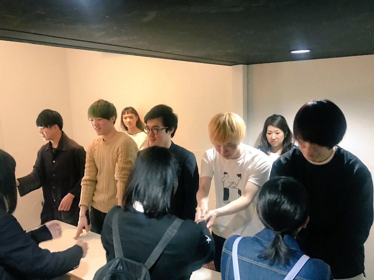 hyanchuan's tweet photo. 後ろの女の人どうしたのほんとに https://t.co/rdH7YXeJm7