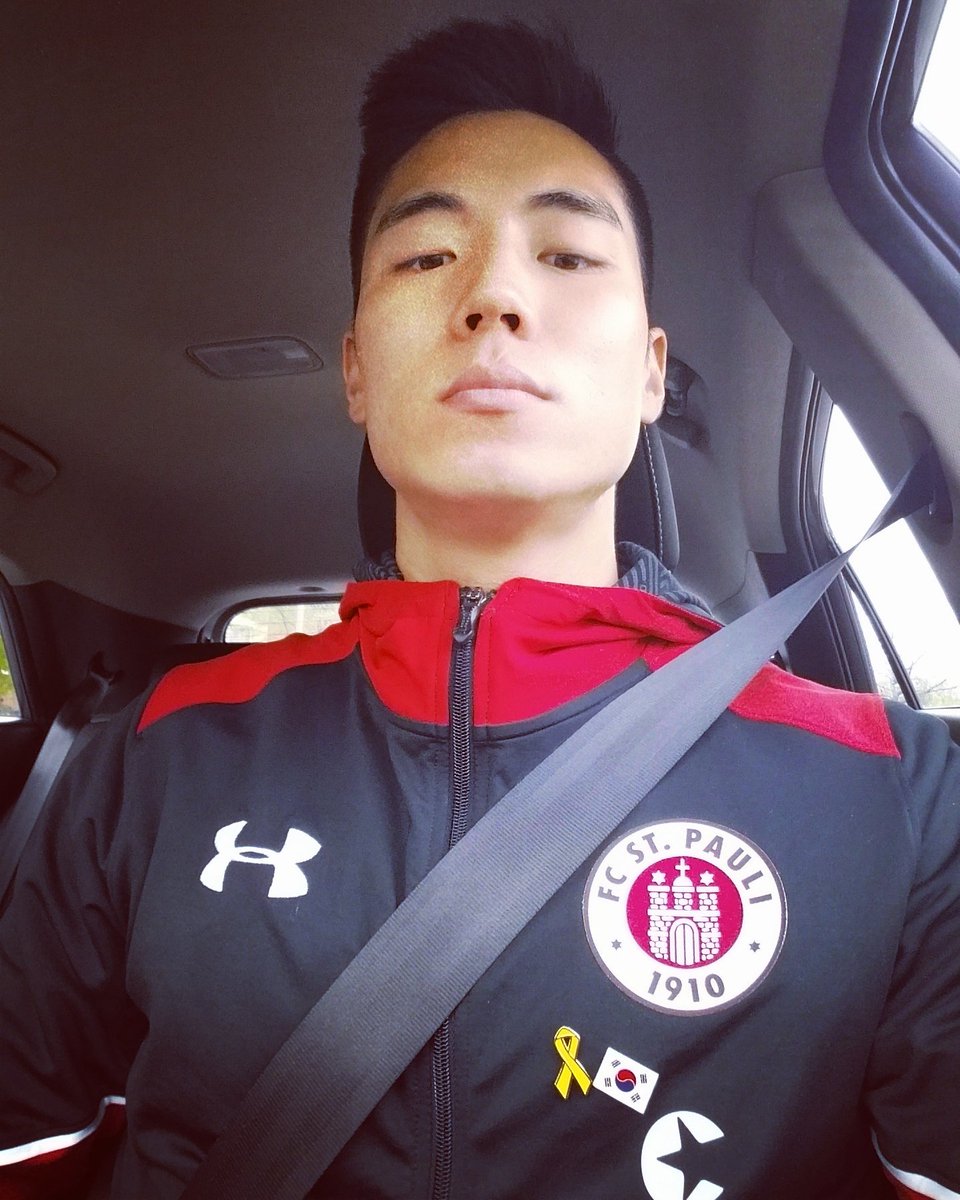 오늘을 잊지 않고 벳지 하나를 더 달았습니다. 잊지 않겠습니다.🎗
Remembering the victim of 2014 Sewol ferry disaster that left more than 300 teenagers dead.🎗
#세월호3주기