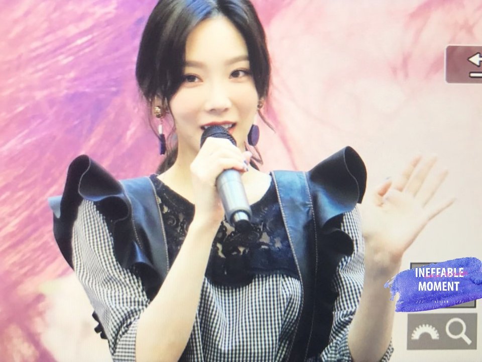 [PIC][16-04-2017]TaeYeon tham dự buổi Fansign cho “MY VOICE DELUXE EDITION” tại AK PLAZA vào chiều nay  - Page 2 C9hTn20UQAAlj1-