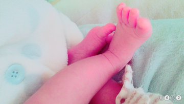 赤ちゃんが足をクロスさせる理由は 病気や障害の心配は このままで大丈夫 Smilesteam Happy Blog