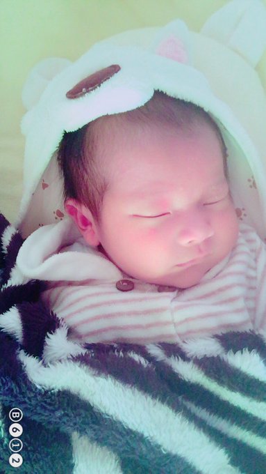 赤ちゃんが足をクロスさせる理由は 病気や障害の心配は このままで大丈夫 Smilesteam Happy Blog