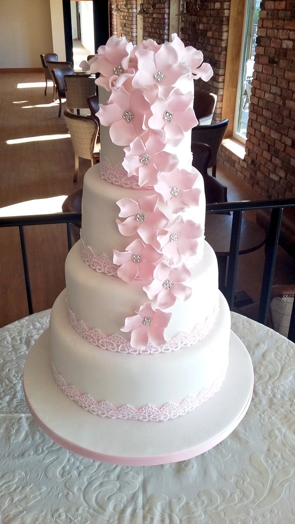 box_cake's tweet image. Beautiful wedding cake💗💗💗 @HydeBankFarm Stunning venue
@BalloonUrRoom  @EventDressing @DaveDDecks @EntertainToday @MelodyCorp