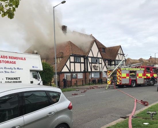 Kent_Online's tweet photo. BREAKING: Firefighters tackling blaze at disused pub https://t.co/QGYFYSgrWB https://t.co/pi5Nw1ZK4X