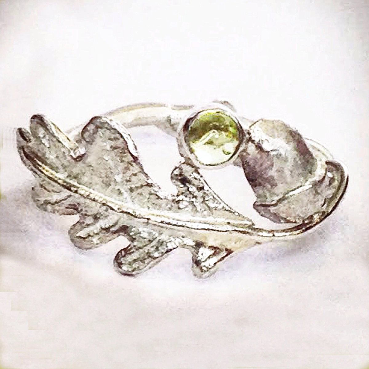 simchagallery's tweet image. #minimal #gold seed pod #bracelet  #silver #oak #leaf  #acorn #ring with #peridot. #nature inspired #jewellery #handmade by me @leedscornex