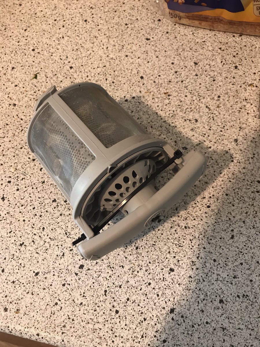 Abbild eines notdürftig mit Kabelbindern reparierten Spülmaschinenfilters