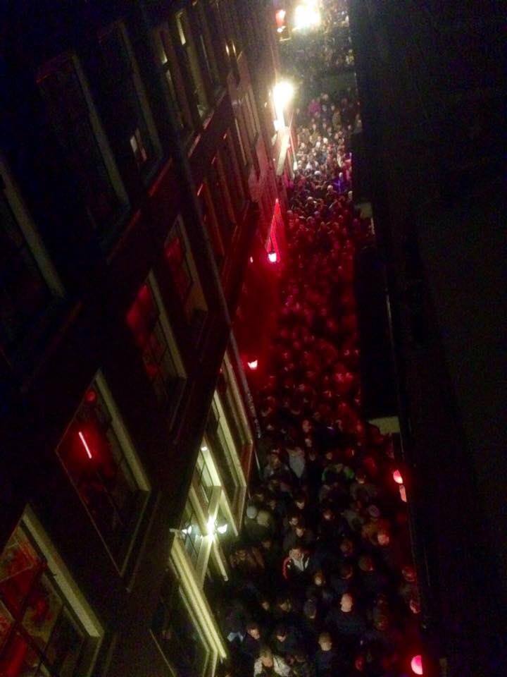 SanderSchimmelp's tweet photo. De Wallen gister 22h. En we kijken allemaal toe hoe het centrum van onze hoofdstad bijna letterlijk wordt opgegeten. #pretpark #zelfmoord https://t.co/KsD6yPEciS