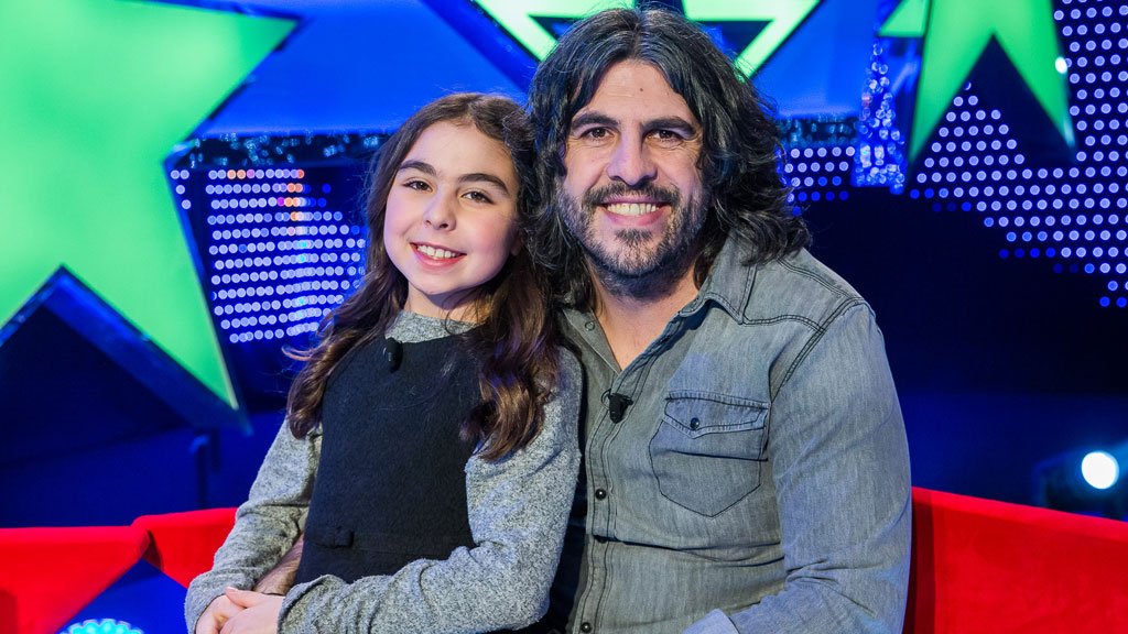 La1_tve's tweet photo. ¿Qué es lo que más le avergüenza a la hija de @JJ_Vaquero de su padre? Lo descubrimos en #Jugando6 🤣▶️https://t.co/clm0mbxqp5 https://t.co/yXbRUZ4KL1