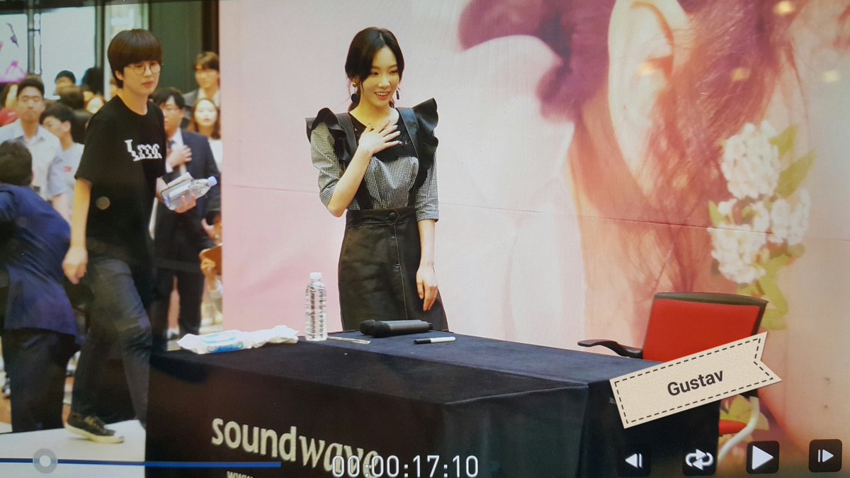 [PIC][16-04-2017]TaeYeon tham dự buổi Fansign cho “MY VOICE DELUXE EDITION” tại AK PLAZA vào chiều nay  C9hfTlzVYAQc4d0