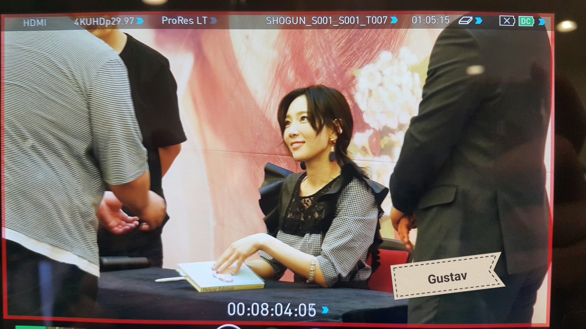 [PIC][16-04-2017]TaeYeon tham dự buổi Fansign cho “MY VOICE DELUXE EDITION” tại AK PLAZA vào chiều nay  C9hfVClUwAADy22