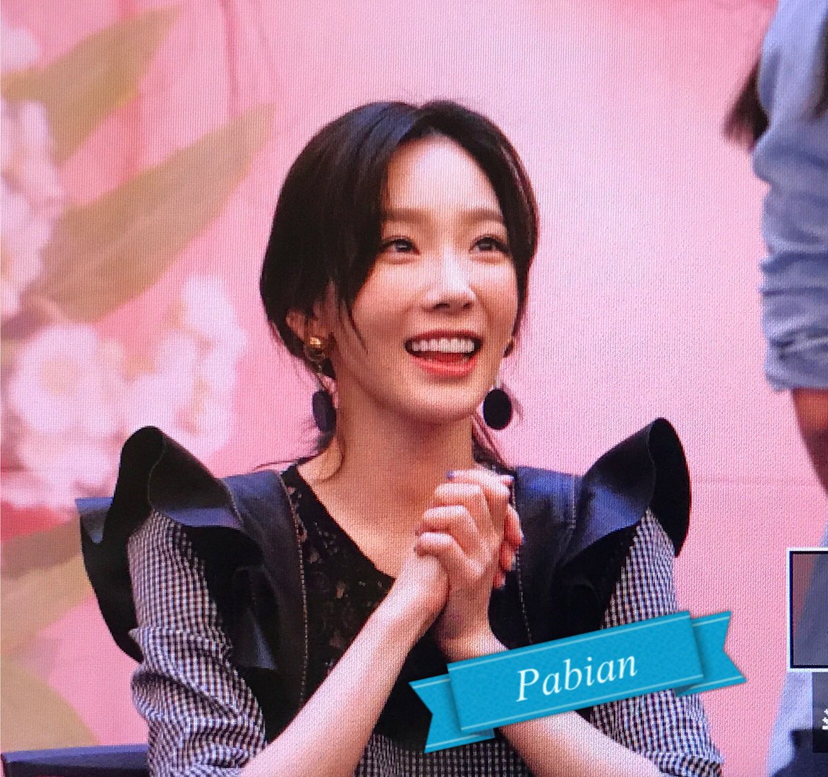 [PIC][16-04-2017]TaeYeon tham dự buổi Fansign cho “MY VOICE DELUXE EDITION” tại AK PLAZA vào chiều nay  C9hgqbpVYAAu1Y9