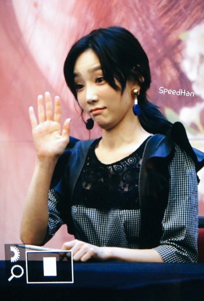 [PIC][16-04-2017]TaeYeon tham dự buổi Fansign cho “MY VOICE DELUXE EDITION” tại AK PLAZA vào chiều nay  - Page 2 C9hh0bLUIAAHBWW