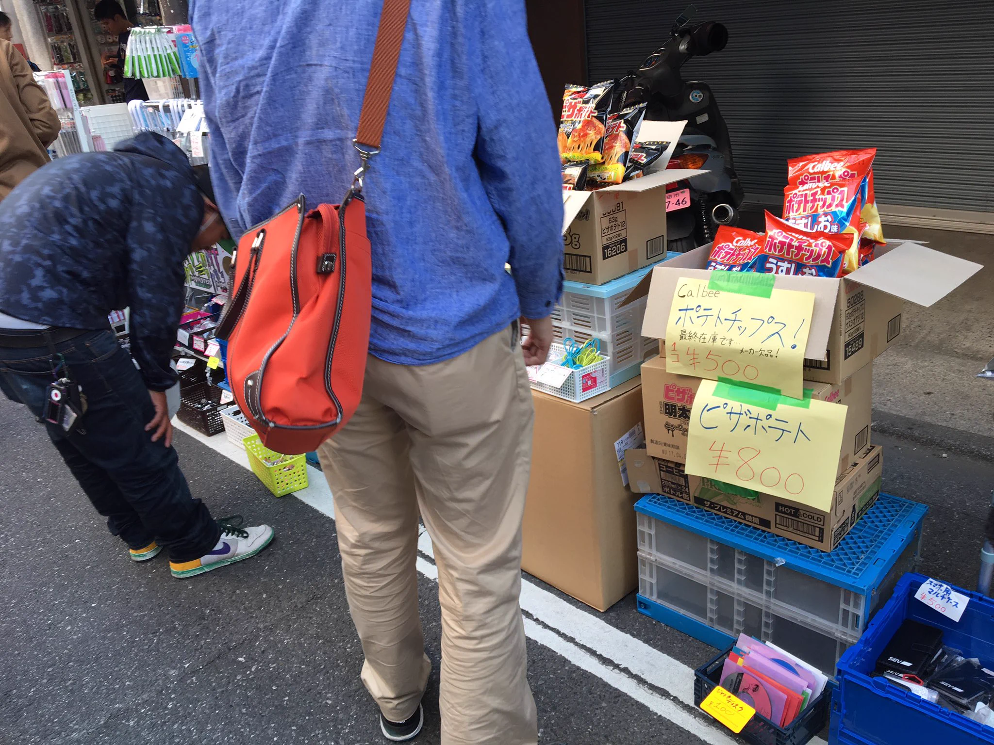 戦後の闇市かな？ｗ秋葉原の路上でピザポテトの転売が行われている模様ｗｗｗ