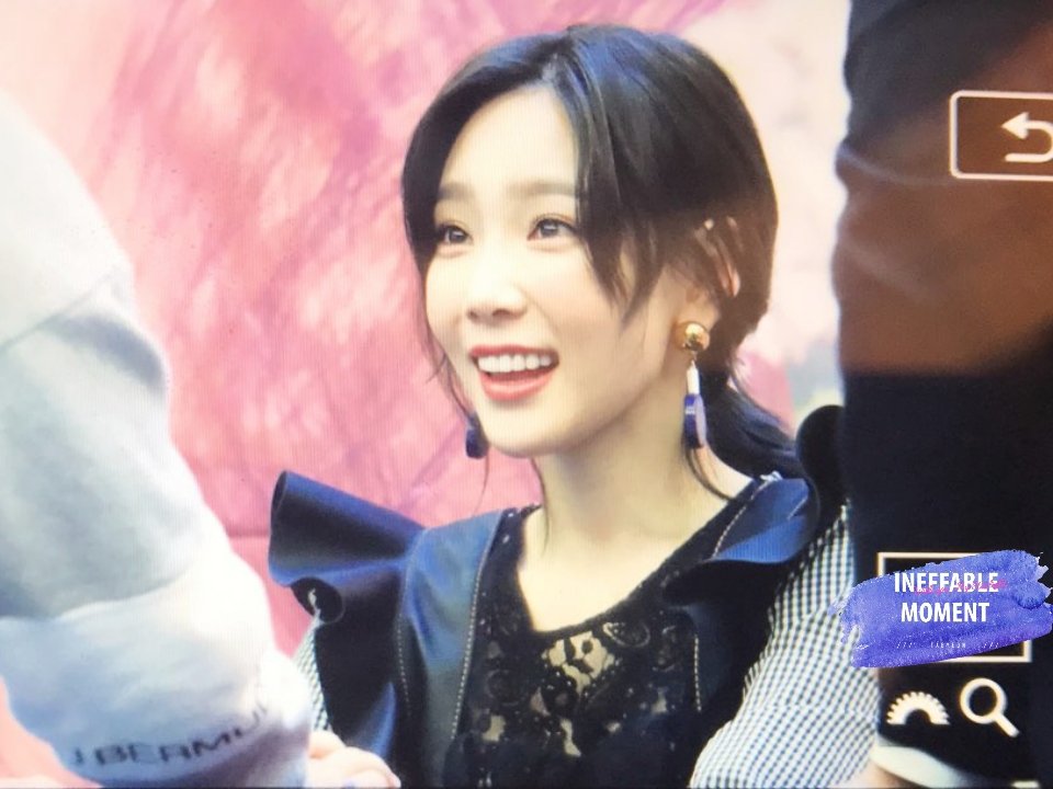 [PIC][16-04-2017]TaeYeon tham dự buổi Fansign cho “MY VOICE DELUXE EDITION” tại AK PLAZA vào chiều nay  - Page 2 C9hhnrjUIAA2Rbc