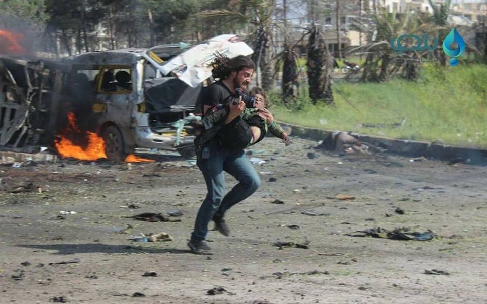 Marodriguez1971's tweet photo. Cuando un fotógrafo se rompe tras salvar vidas. Rashideen, Alepo. @AbdHabak https://t.co/mJjWbacyf1