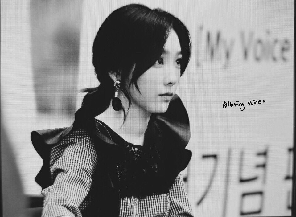 [PIC][16-04-2017]TaeYeon tham dự buổi Fansign cho “MY VOICE DELUXE EDITION” tại AK PLAZA vào chiều nay  C9hjOpYUIAEUFUo