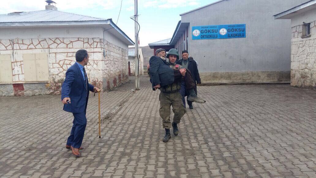 jandarma's tweet photo. Jandarma her zaman, her yerde vatandaşın yardımına koşar.

Erzurum'da oy kullanmaya gelen, yürümekte zorluk çeken amcamıza yardım ediyoruz. https://t.co/aEOoC1GuaR