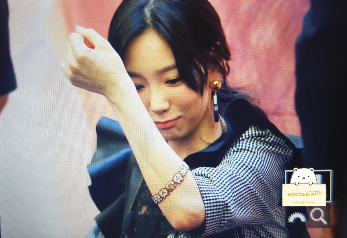 [PIC][16-04-2017]TaeYeon tham dự buổi Fansign cho “MY VOICE DELUXE EDITION” tại AK PLAZA vào chiều nay  - Page 2 C9hlYNVUwAA1xJl