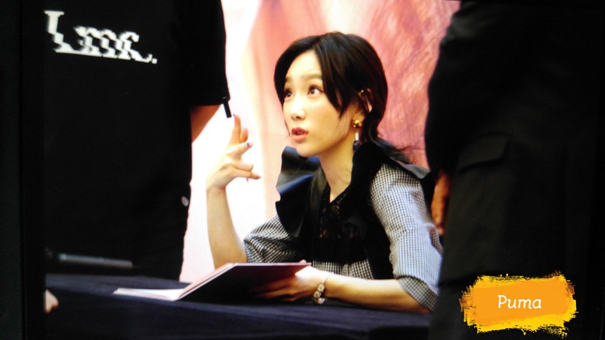 [PIC][16-04-2017]TaeYeon tham dự buổi Fansign cho “MY VOICE DELUXE EDITION” tại AK PLAZA vào chiều nay  C9hm1hGV0AEINbk