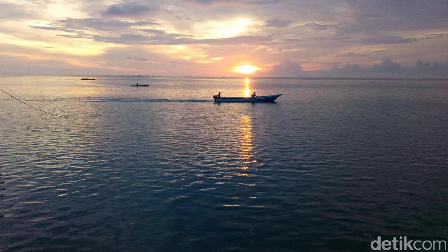 detikcom's tweet photo. Sunset Wakatobi Mencuri Hati https://t.co/R8zL1f7qwC via @detiktravel https://t.co/8GZsEJNopf