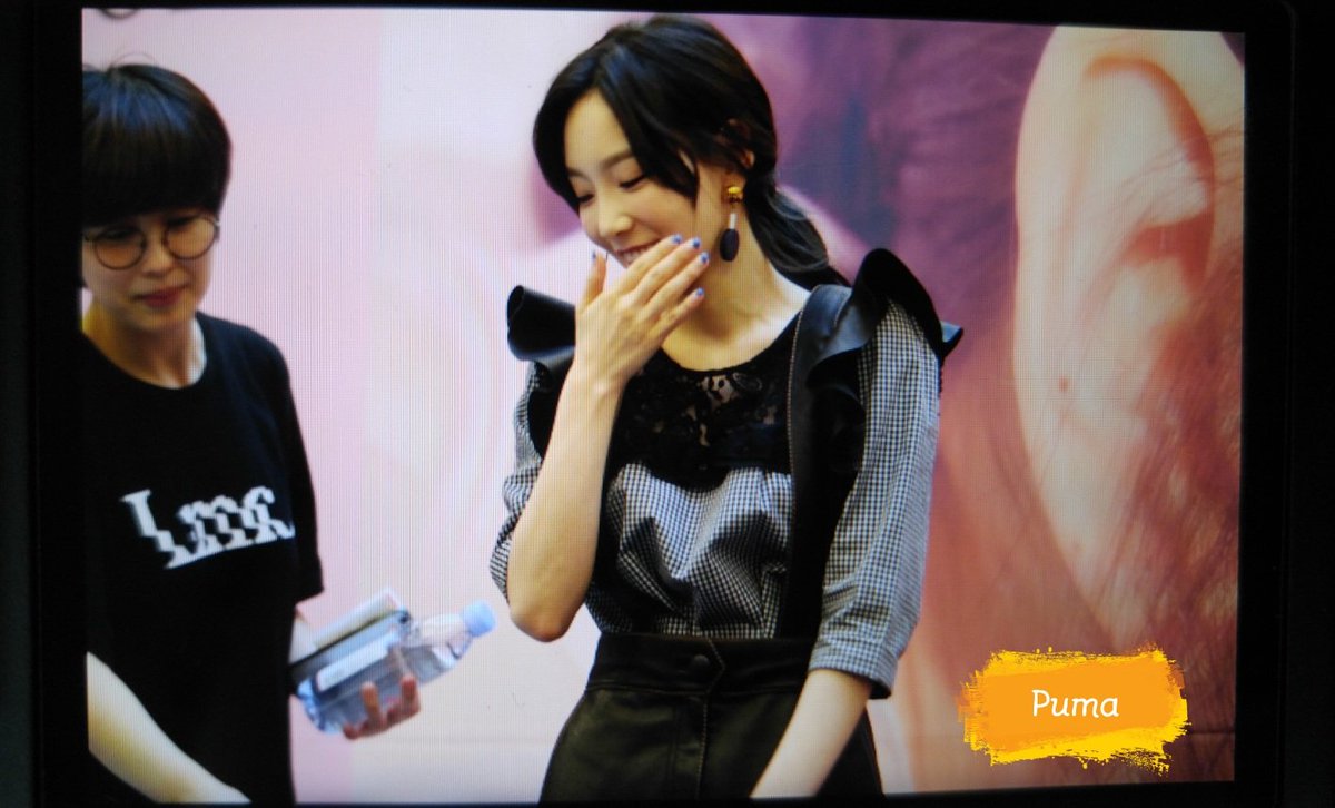 [PIC][16-04-2017]TaeYeon tham dự buổi Fansign cho “MY VOICE DELUXE EDITION” tại AK PLAZA vào chiều nay  C9hmU_eUIAIaa7m