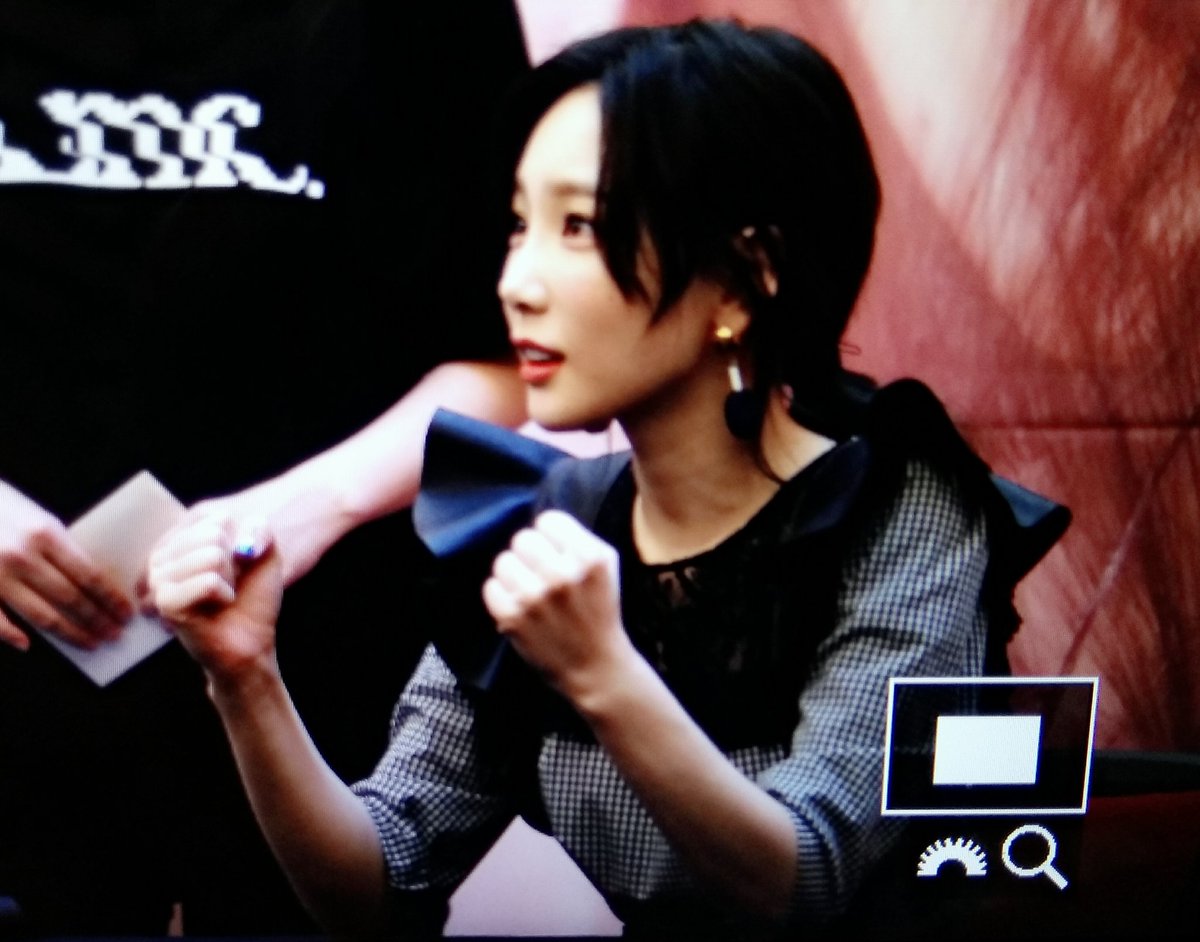 [PIC][16-04-2017]TaeYeon tham dự buổi Fansign cho “MY VOICE DELUXE EDITION” tại AK PLAZA vào chiều nay  C9hmhXvUwAAd5DK