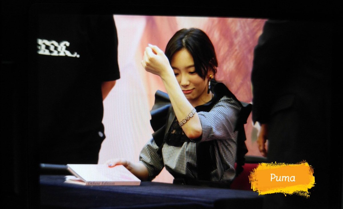 [PIC][16-04-2017]TaeYeon tham dự buổi Fansign cho “MY VOICE DELUXE EDITION” tại AK PLAZA vào chiều nay  C9hmz65VwAAzYNT