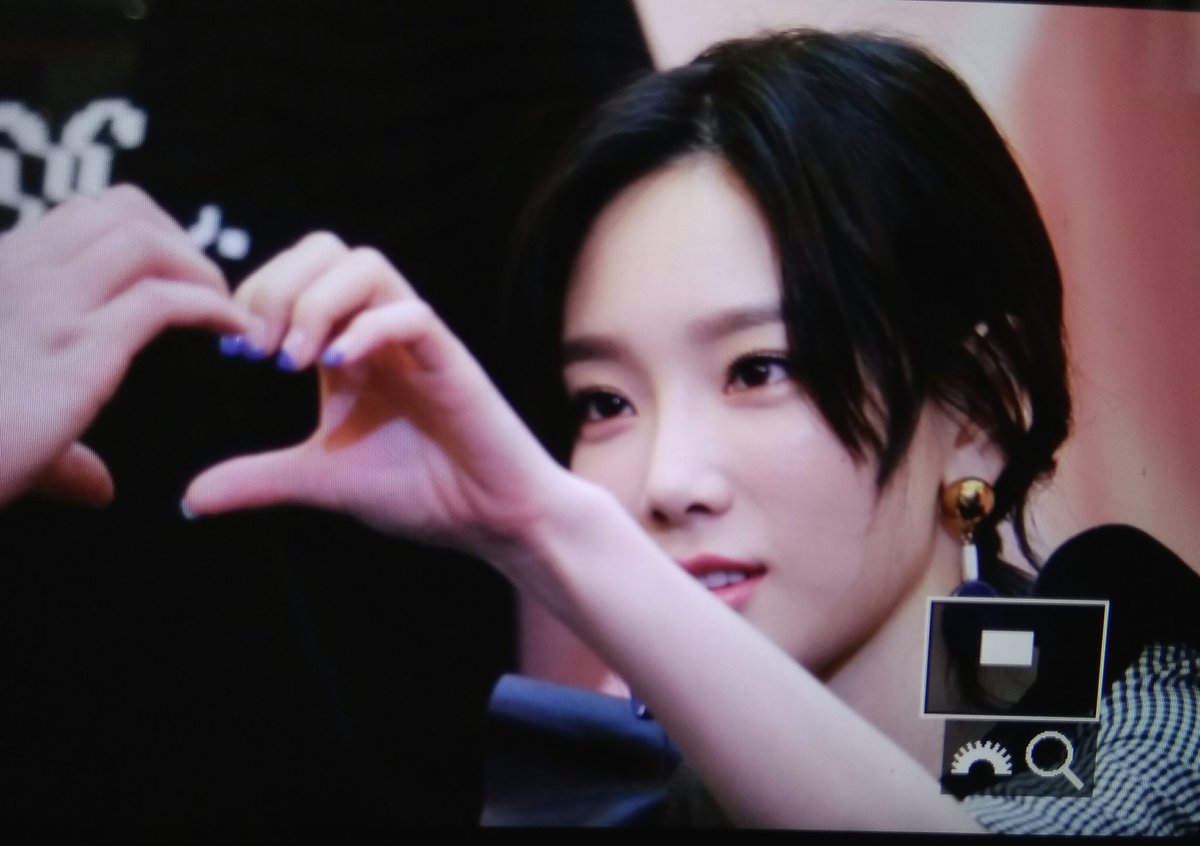 [PIC][16-04-2017]TaeYeon tham dự buổi Fansign cho “MY VOICE DELUXE EDITION” tại AK PLAZA vào chiều nay  C9hn-URVYAISYJR