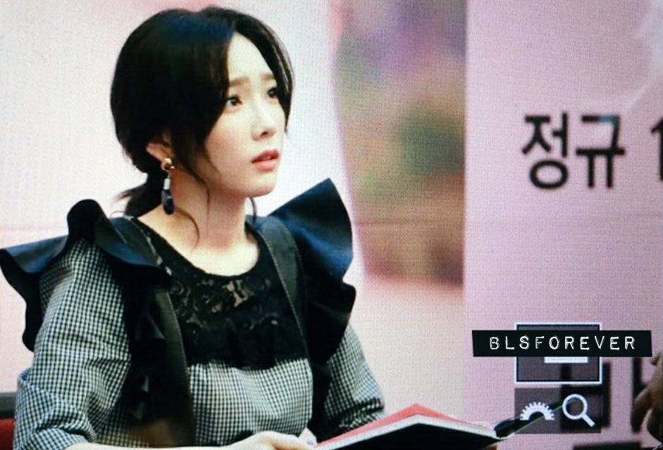 [PIC][16-04-2017]TaeYeon tham dự buổi Fansign cho “MY VOICE DELUXE EDITION” tại AK PLAZA vào chiều nay  C9hn0mrUwAATmop