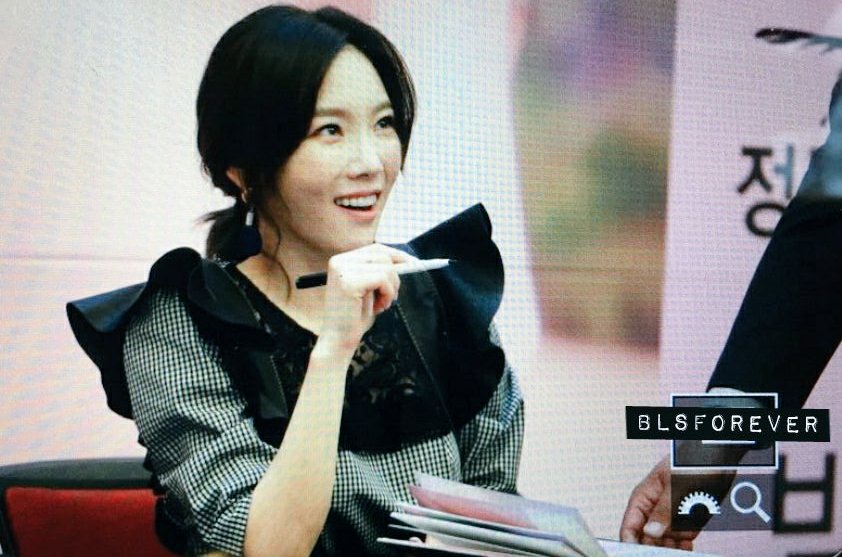 [PIC][16-04-2017]TaeYeon tham dự buổi Fansign cho “MY VOICE DELUXE EDITION” tại AK PLAZA vào chiều nay  C9hn8zBV0AA-wpu