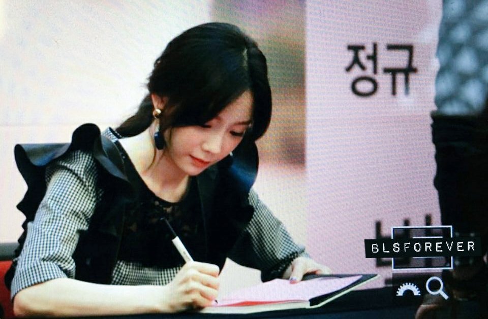 [PIC][16-04-2017]TaeYeon tham dự buổi Fansign cho “MY VOICE DELUXE EDITION” tại AK PLAZA vào chiều nay  C9hnyxNUQAAtMlv