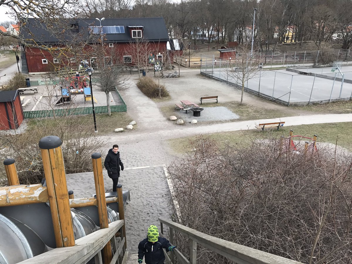 sahlena's tweet photo. Stoppa pressarna! Vi har varit utomhus. Flera KILOMETER från tv:n. #familjenhemmabäst https://t.co/cqloBdLeMl