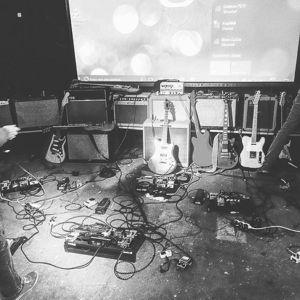 custom77's tweet photo. Lust For Life on stage
#Repost @whiteheat
#C77users #lustforlife
・・・
👽 #psychedelic #drnoeffects #passion #gear #pedalboard #guitars #gibso… https://t.co/Ugq0obvlWg