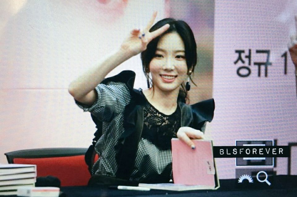 [PIC][16-04-2017]TaeYeon tham dự buổi Fansign cho “MY VOICE DELUXE EDITION” tại AK PLAZA vào chiều nay  C9hpAohUMAAlEOs