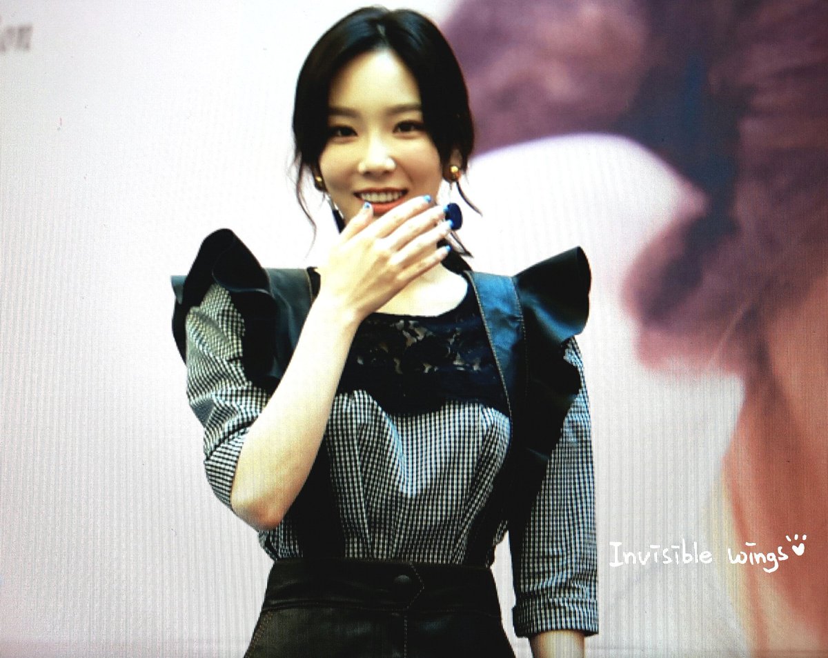 [PIC][16-04-2017]TaeYeon tham dự buổi Fansign cho “MY VOICE DELUXE EDITION” tại AK PLAZA vào chiều nay  - Page 2 C9hqHAPVYAAsgnD