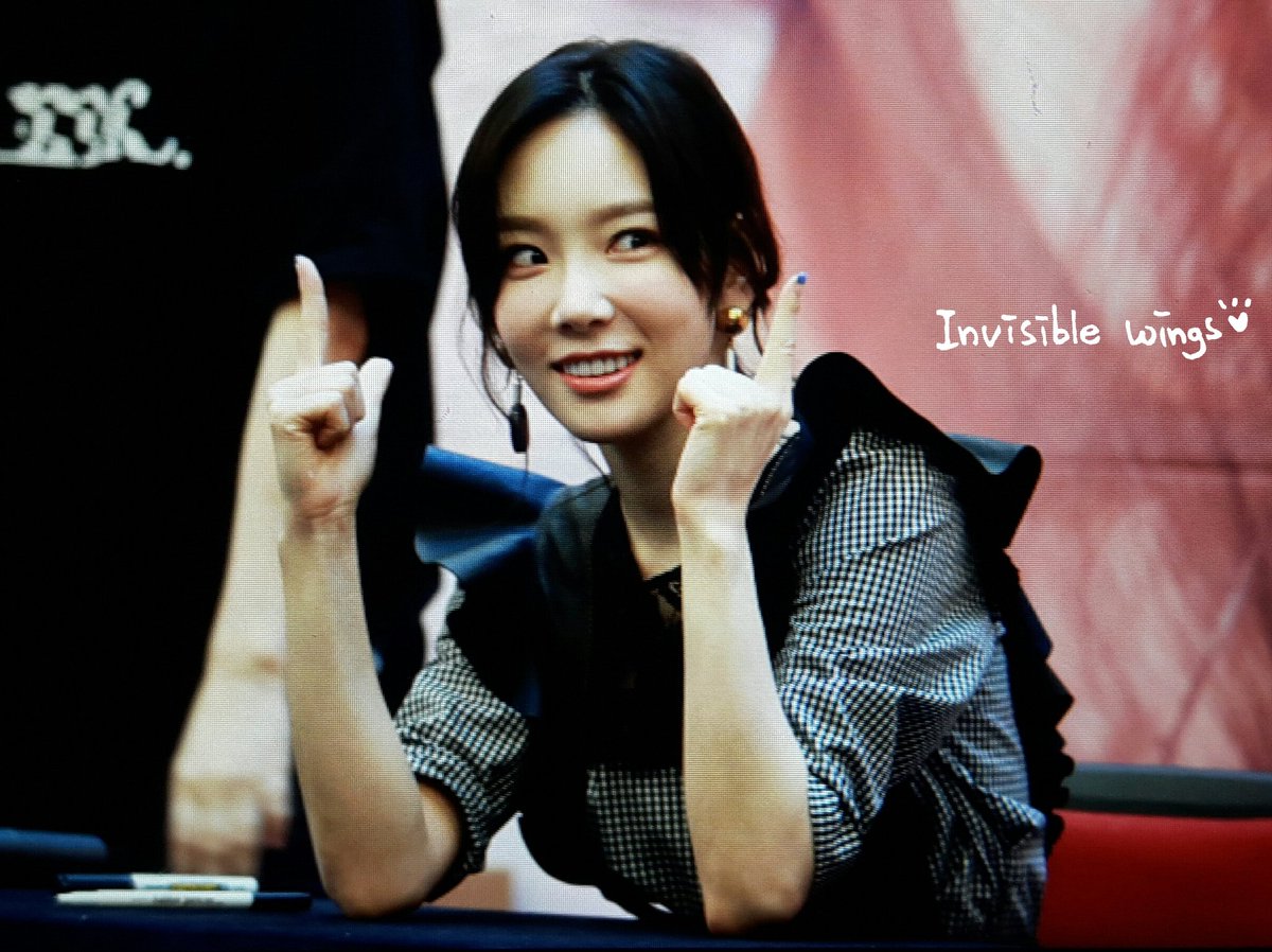 [PIC][16-04-2017]TaeYeon tham dự buổi Fansign cho “MY VOICE DELUXE EDITION” tại AK PLAZA vào chiều nay  - Page 2 C9hrWQNVoAE9Odo