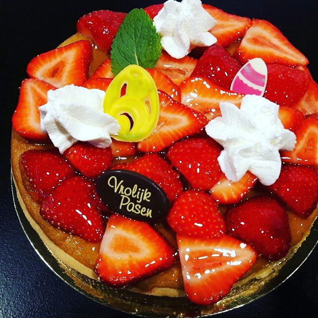 marcel_leferink's tweet photo. Tartellettes een feest om te zien en te eten nieuw bij Echte bakker Boenders #echtebakker #aardbeien #licor43 #chocolade #versfruit https://t.co/BDBfmGnXXm