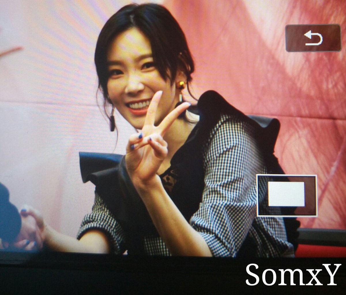 [PIC][16-04-2017]TaeYeon tham dự buổi Fansign cho “MY VOICE DELUXE EDITION” tại AK PLAZA vào chiều nay  C9huXrMUwAA-ilL