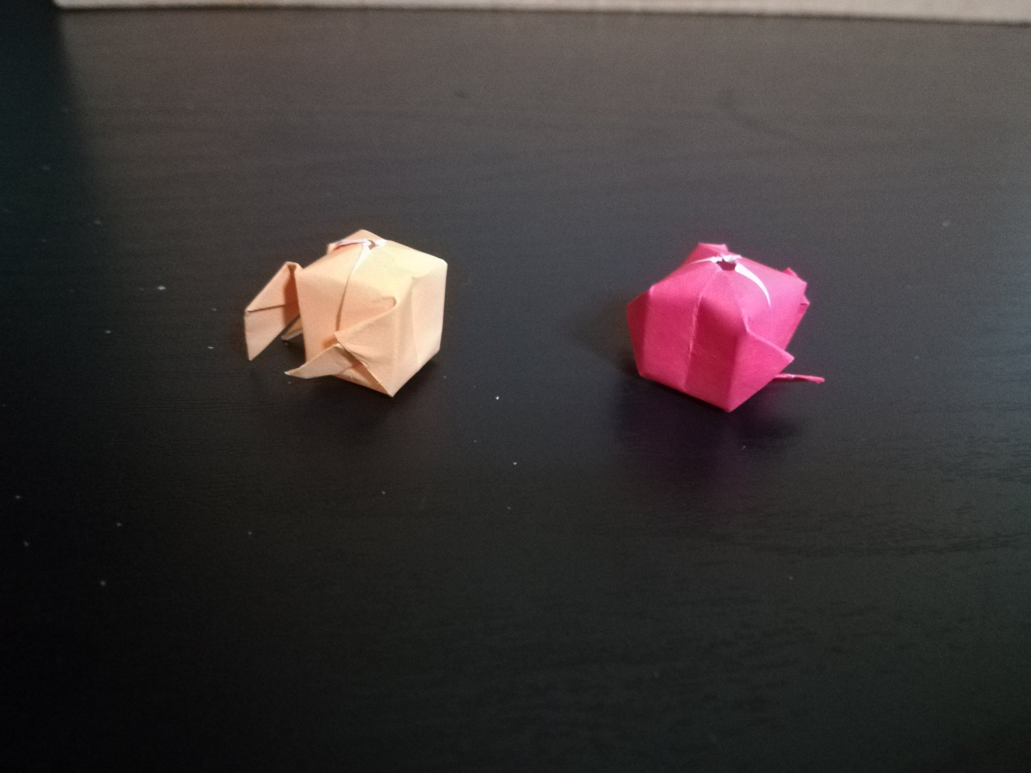 とうや 作品名 風船金魚 作者 Toya Origami 紙風船の不要な角をどうにかできないかと考え 斜めに折ってみたところえらとヒレのようになったので残りの角を後ろにまわすときれいにまとまったので気に入っています 二枚目はレジンでコーティングしストラップ
